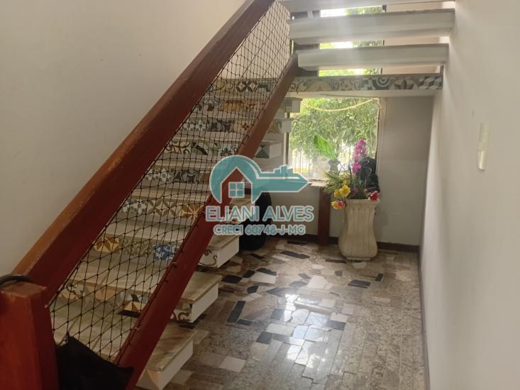 Escada para segundo piso da casa principal